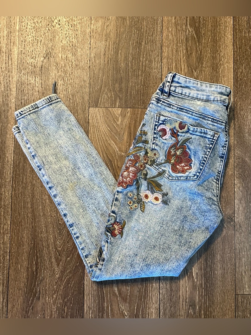 Acid wash high-rise skinny floral embroidered jeans Sz 28 Hippie Laundry
